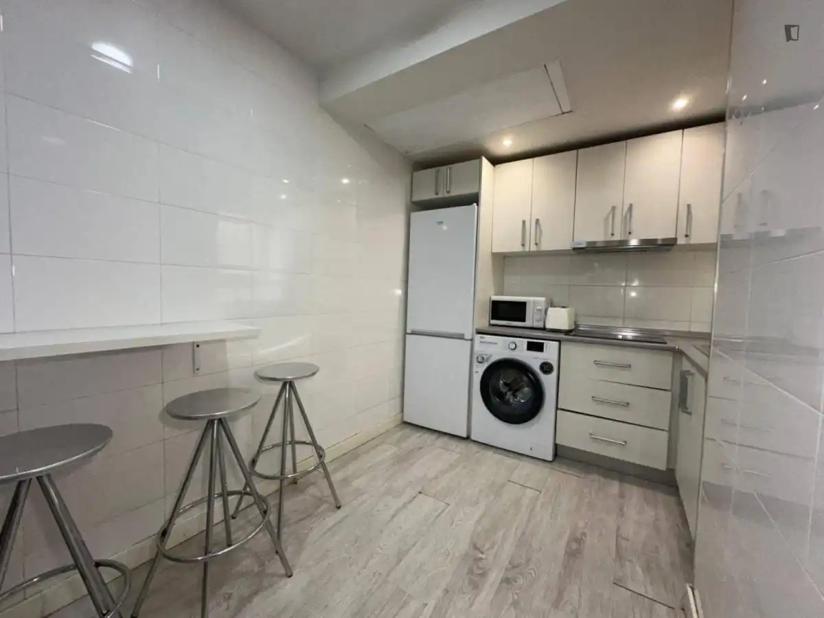 Cocina de Apartamento para compartir en Madrid con Amueblado, Lavadora y Microondas