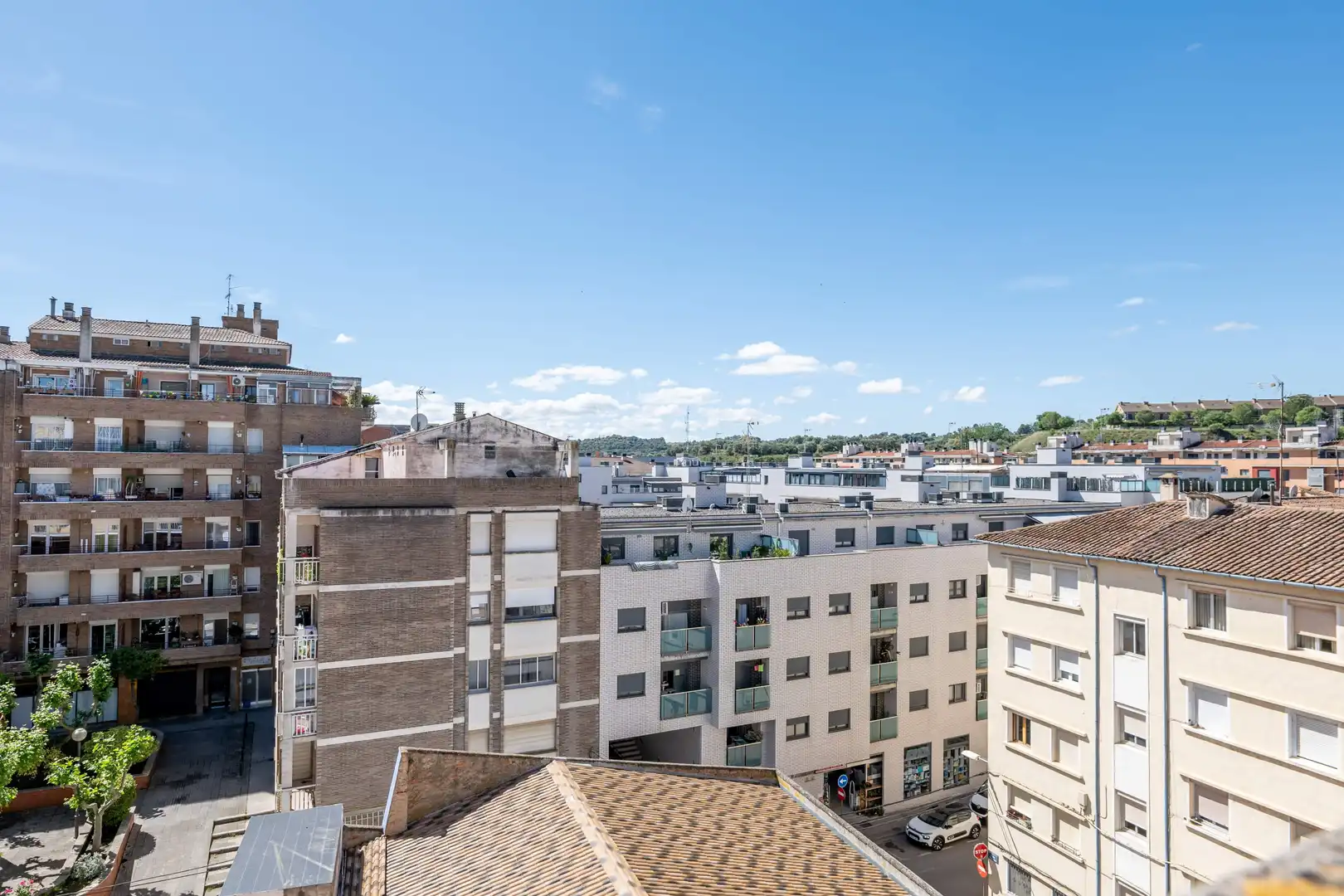 Vista exterior de Edifici en venda en Barbastro