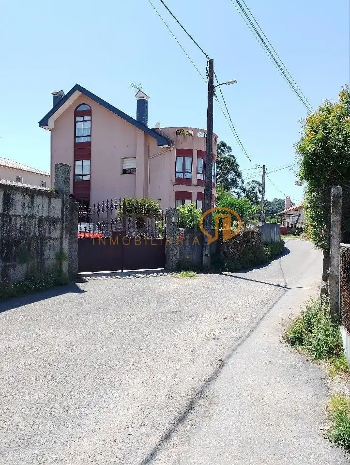 Vista exterior de Casa o xalet en venda en Vilagarcía de Arousa amb Calefacció, Jardí privat i Terrassa