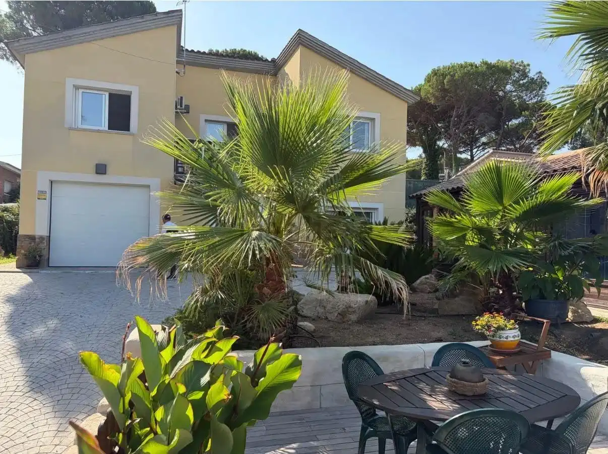 Vista exterior de Casa o chalet en venta en Vidreres con Calefacción y Jardín privado