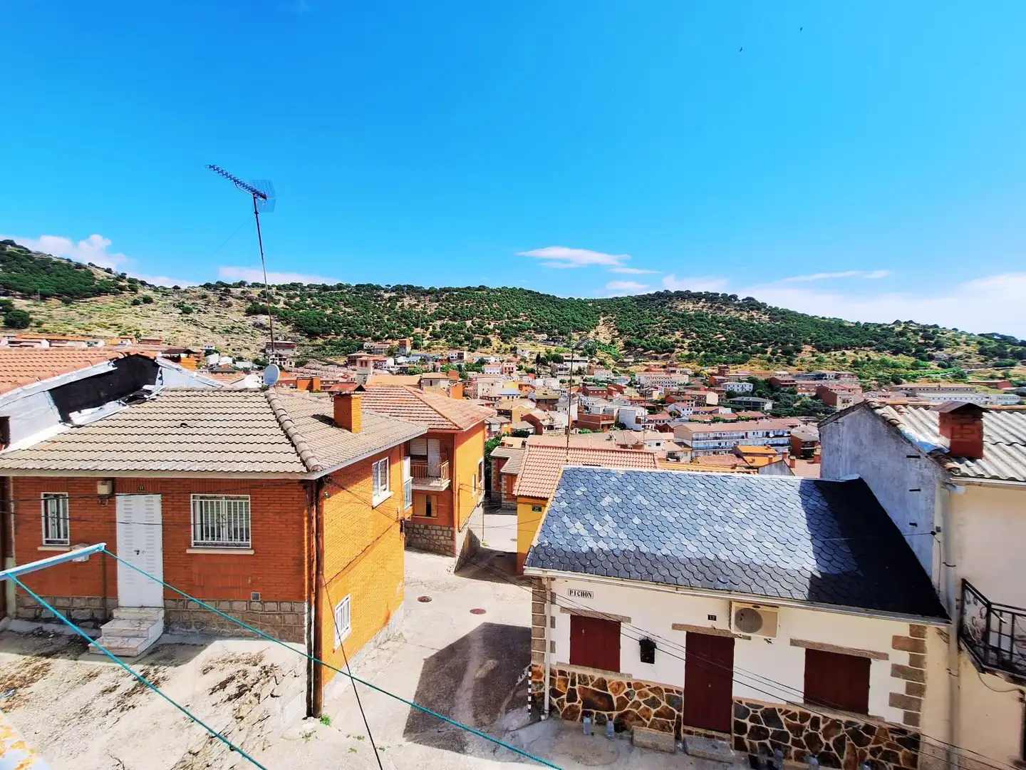 Vista exterior de Casa o chalet en venta en El Hoyo de Pinares  con Calefacción, Terraza y Trastero