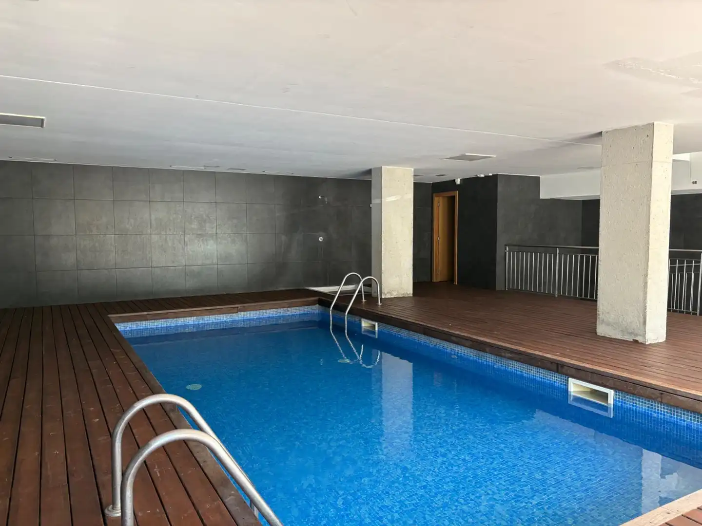 Piscina de Pis en venda en Sant Adrià de Besòs amb Calefacció, Parquet i Traster
