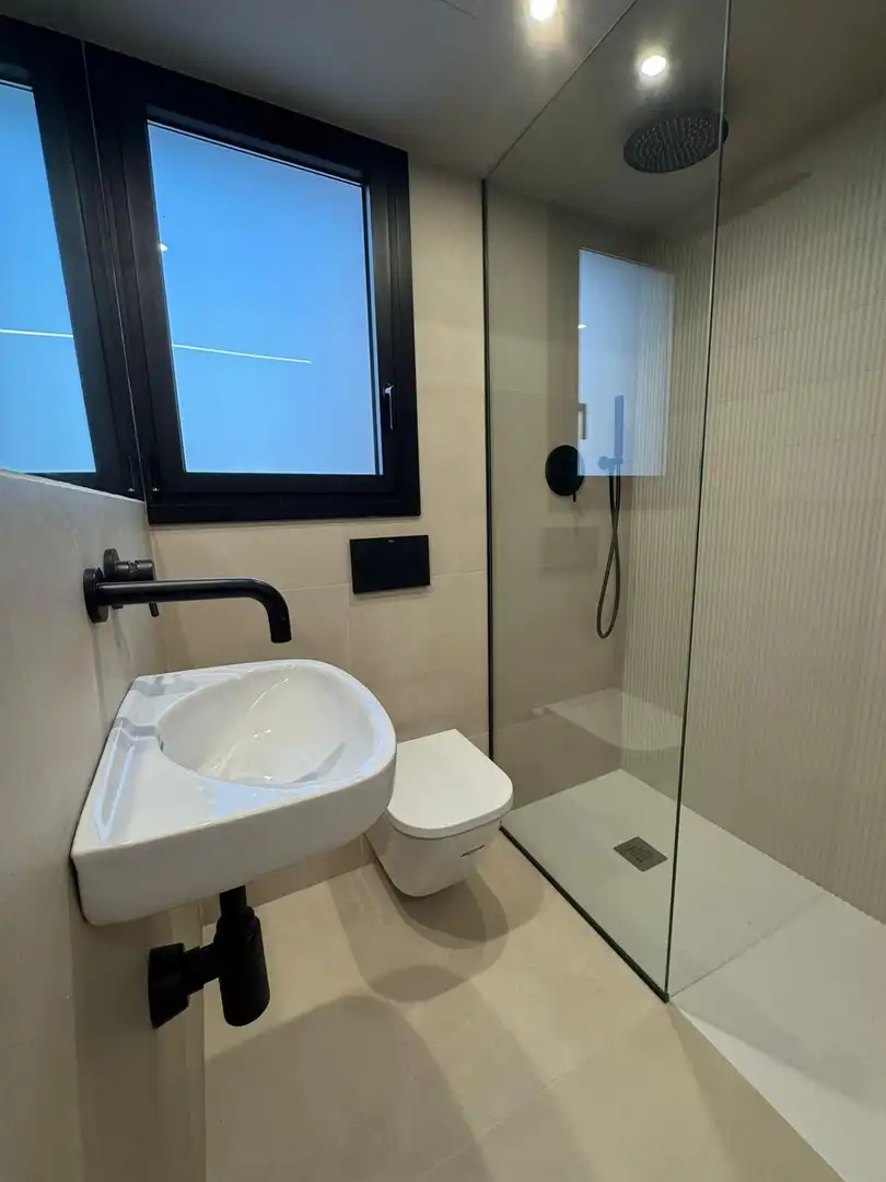 Baño de Piso de alquiler en Barcelona con Aire acondicionado, Calefacción y Amueblado