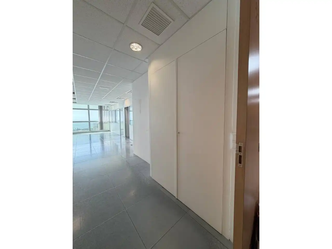 Büro zur Miete in Badalona mit Klimaanlage, Heizung und Alarm