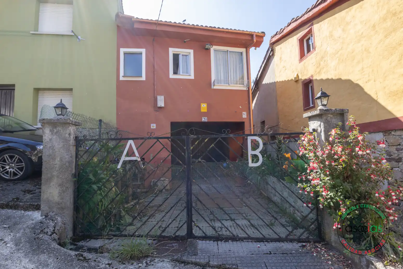 Außenansicht von Einfamilien-Reihenhaus zum Verkauf in Proaza mit Heizung und Abstellraum