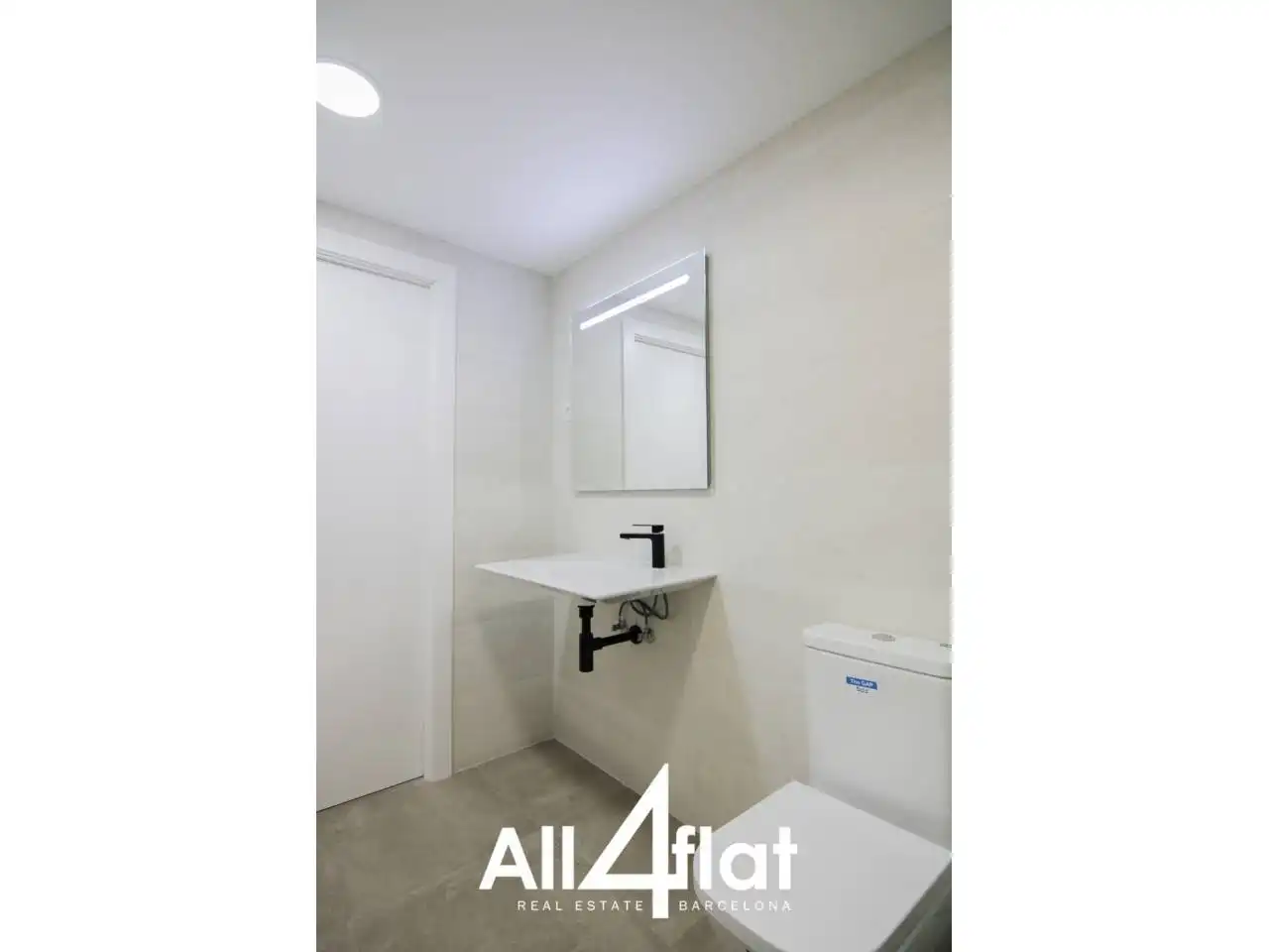 Bathroom of Flat for rent in Barcelona  with Air Conditioner, Heating and Parquet flooring