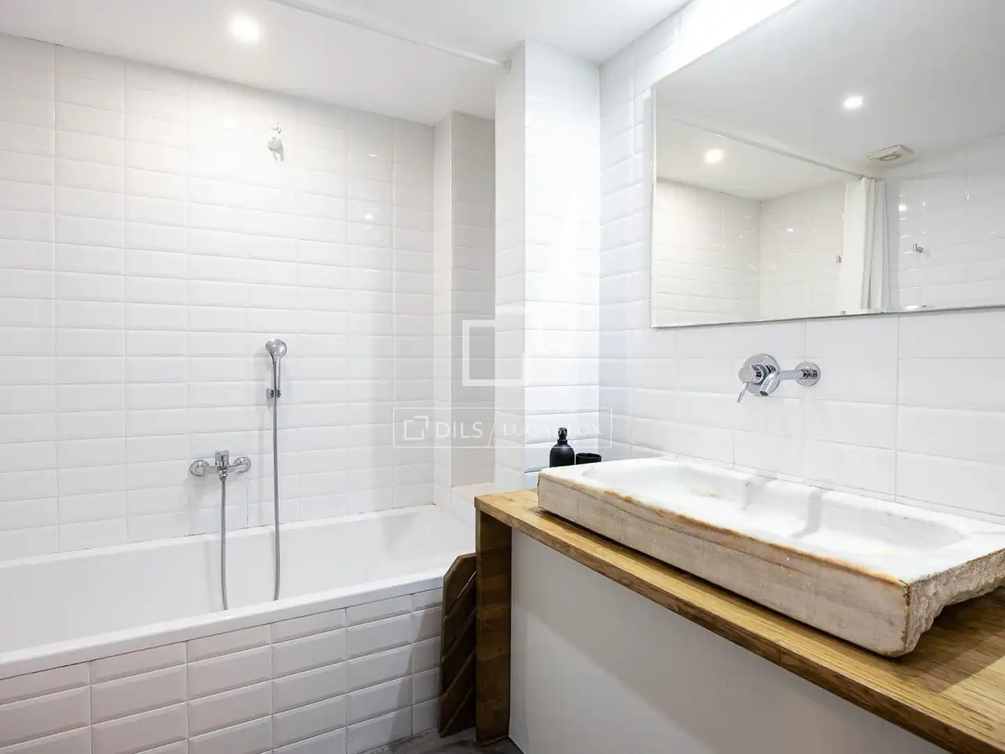 Badezimmer von Wohnung zum Verkauf in Barcelona mit Klimaanlage und Terrasse