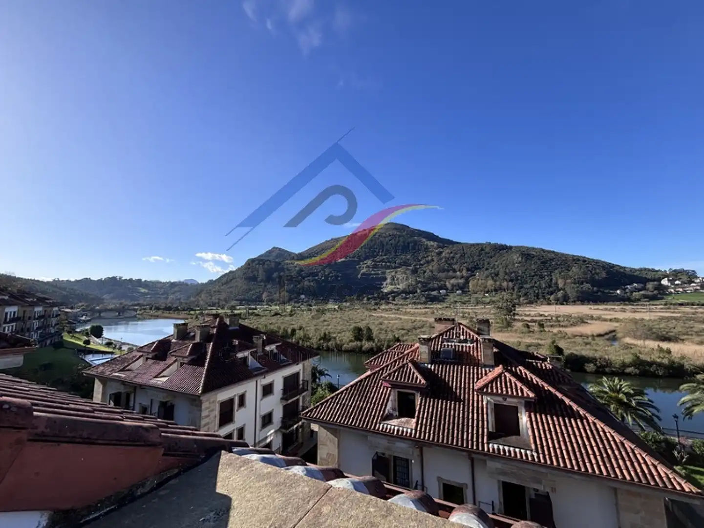 Vista exterior de Àtic en venda en Limpias amb Calefacció, Parquet i Traster