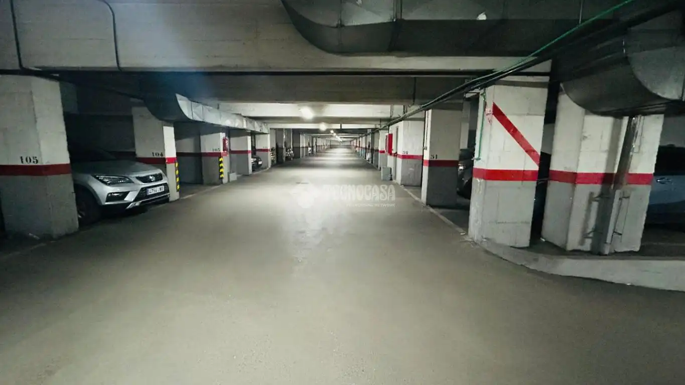 Parking de Piso en venta en Madrid con Aire acondicionado, Calefacción y Jardín privado