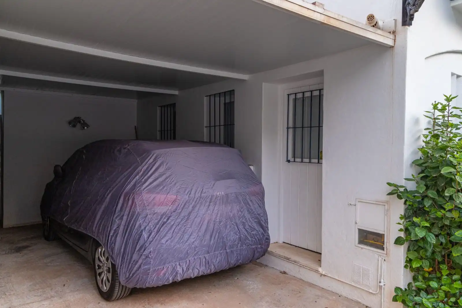 Aparcament de Casa adosada en venda en Marbella amb Aire condicionat, Jardí privat i Moblat