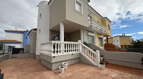 Casa Pareada Renovada con Patio y Garaje