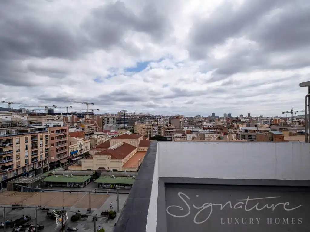 Vista exterior de Edificio en venta en L'Hospitalet de Llobregat