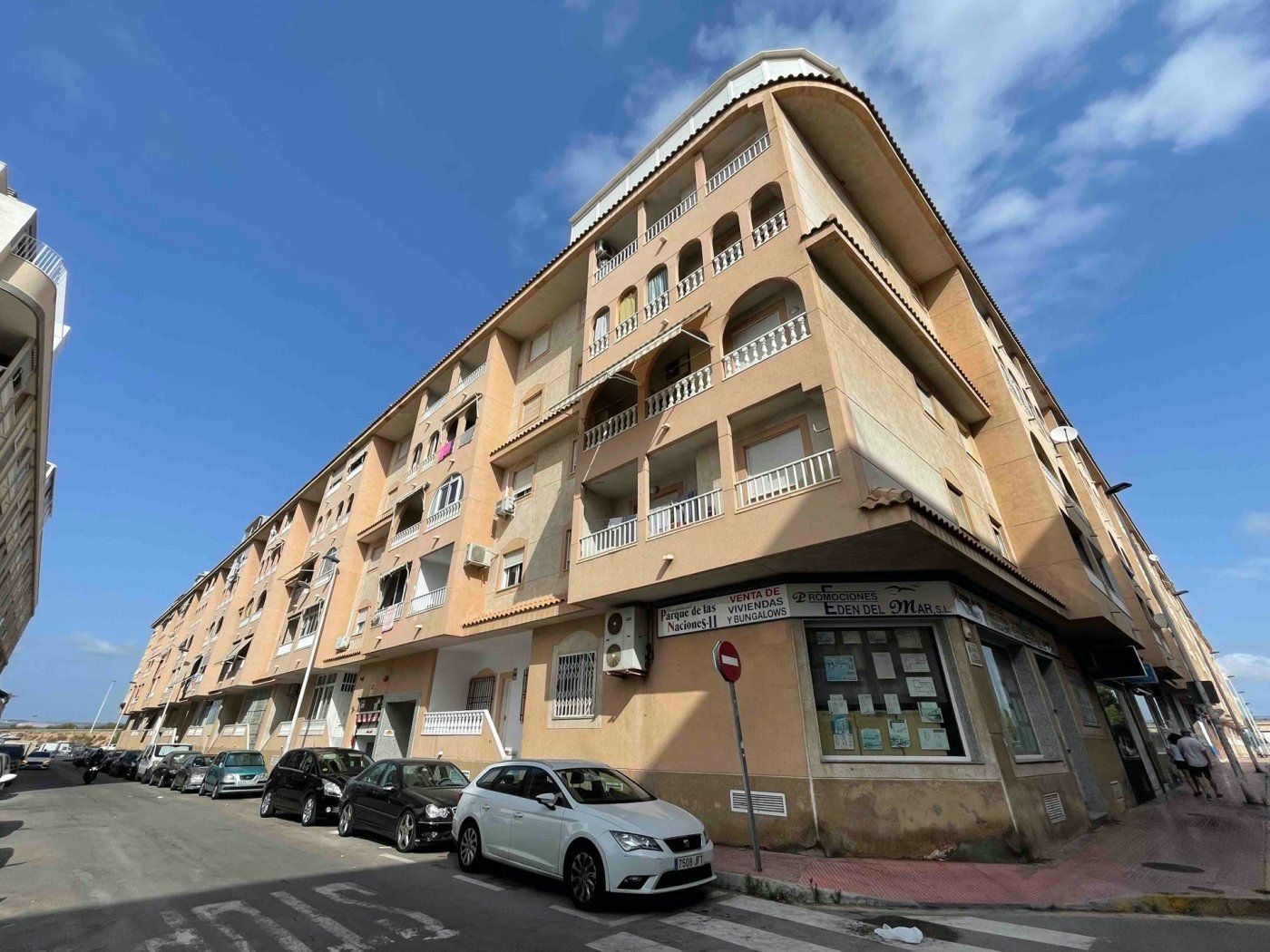 Vista exterior de Ático de alquiler en Torrevieja con Aire acondicionado, Terraza y Piscina comunitaria