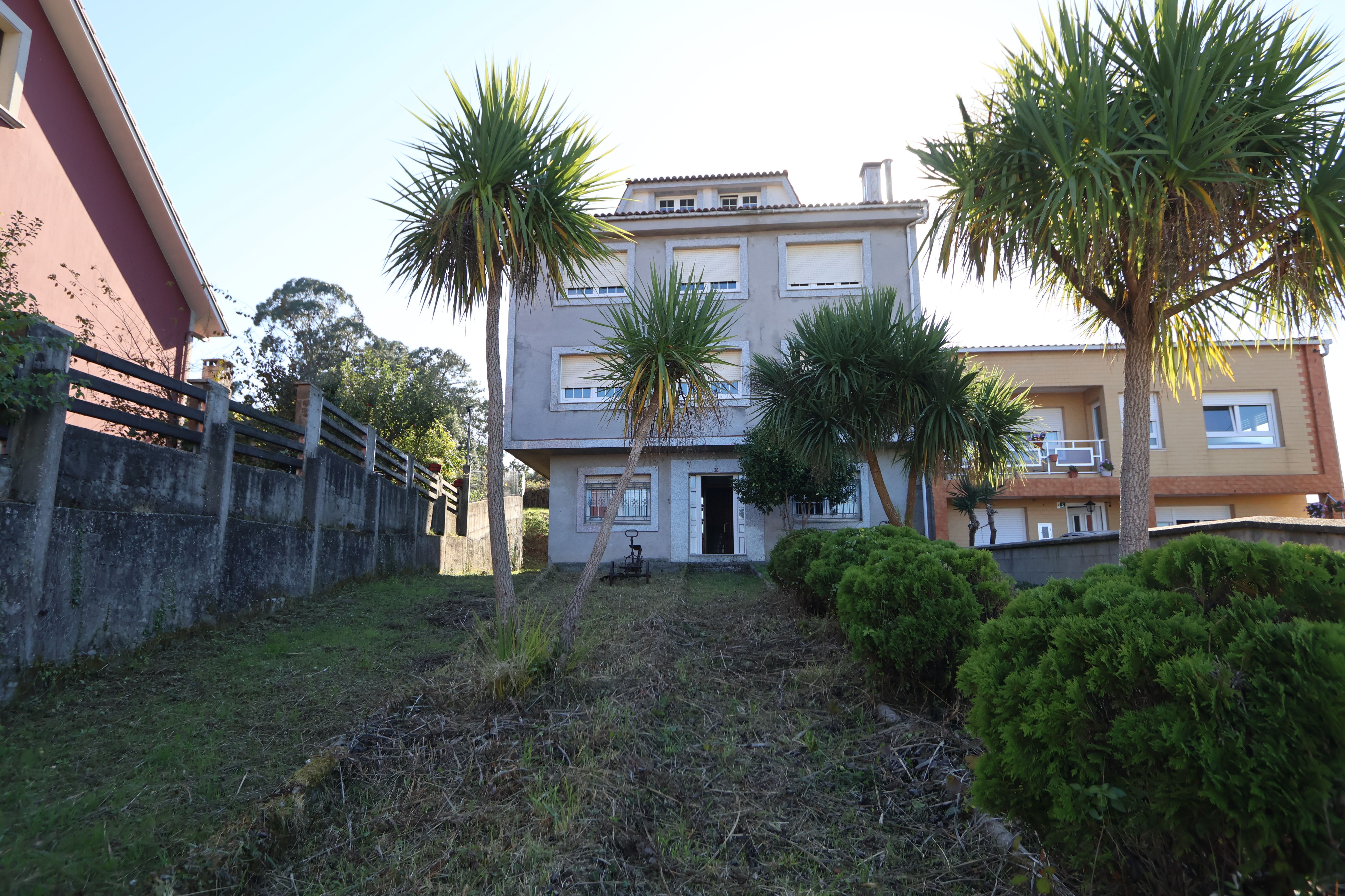 Vista exterior de Casa o xalet en venda en Carballo amb Calefacció, Jardí privat i Parquet