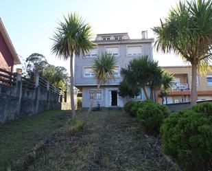 Vista exterior de Casa o xalet en venda en Carballo amb Calefacció, Jardí privat i Parquet