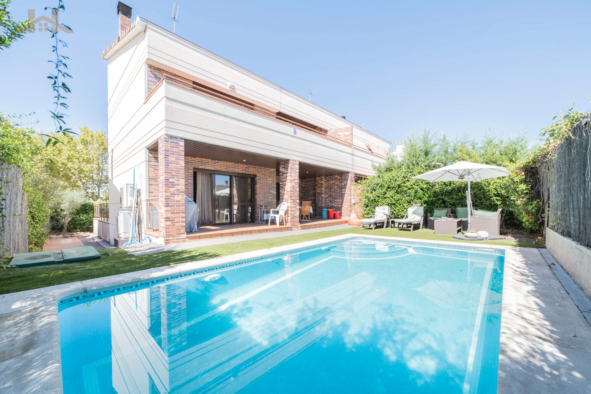 Swimming pool of House or chalet for sale in Villanueva de la Cañada  with Air Conditioner