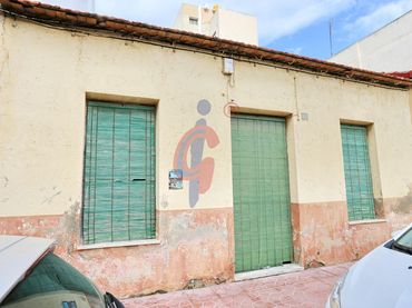Casa amb jardí en venda a Avenida País Valenciano 88