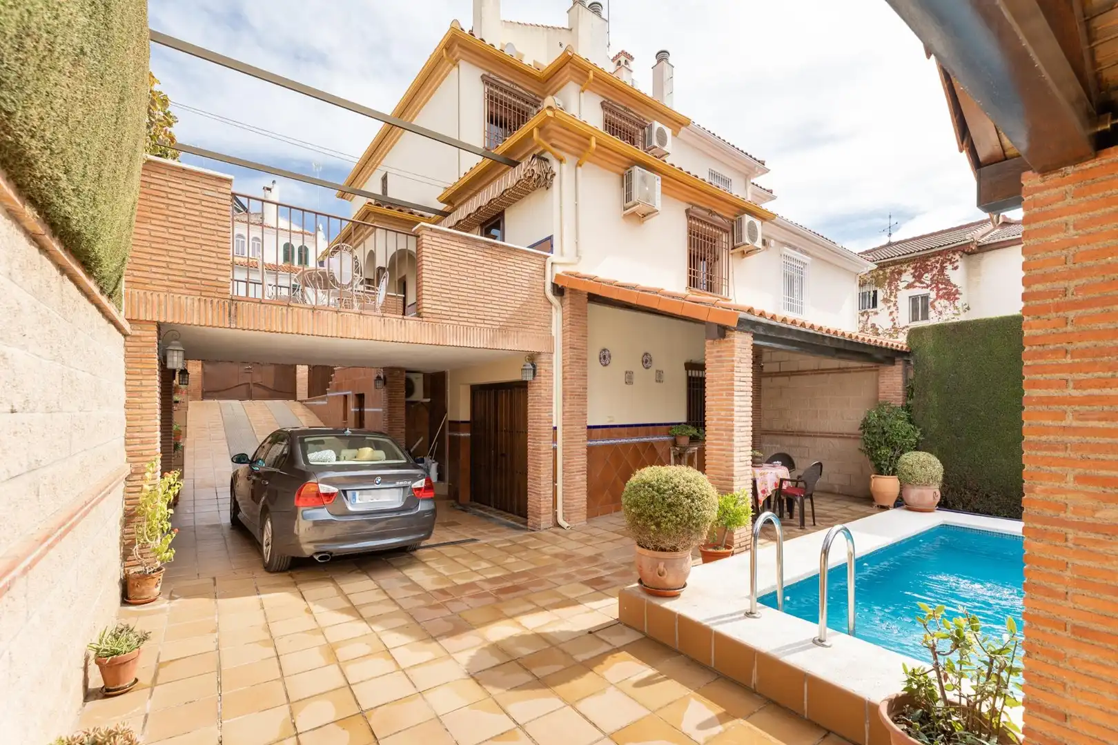 Vista exterior de Casa adosada en venda en Peligros amb Aire condicionat, Jardí privat i Terrassa
