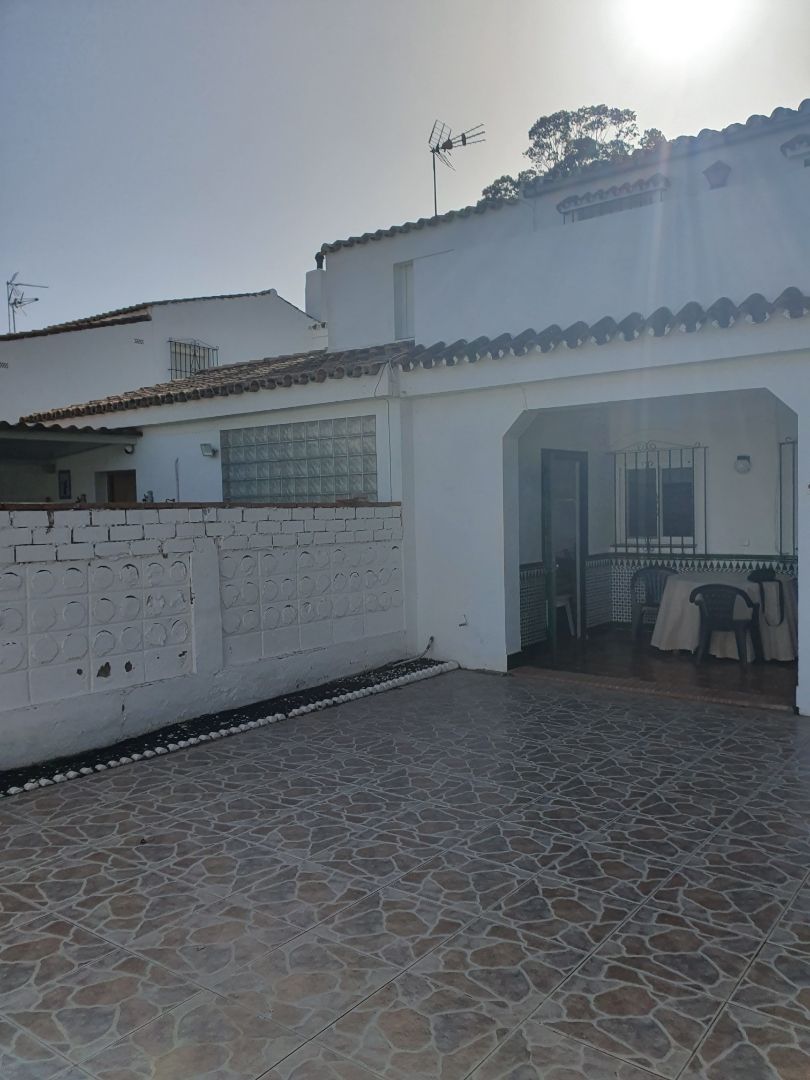 Vista exterior de Casa o xalet en venda en Chiclana de la Frontera amb Terrassa, Traster i Moblat