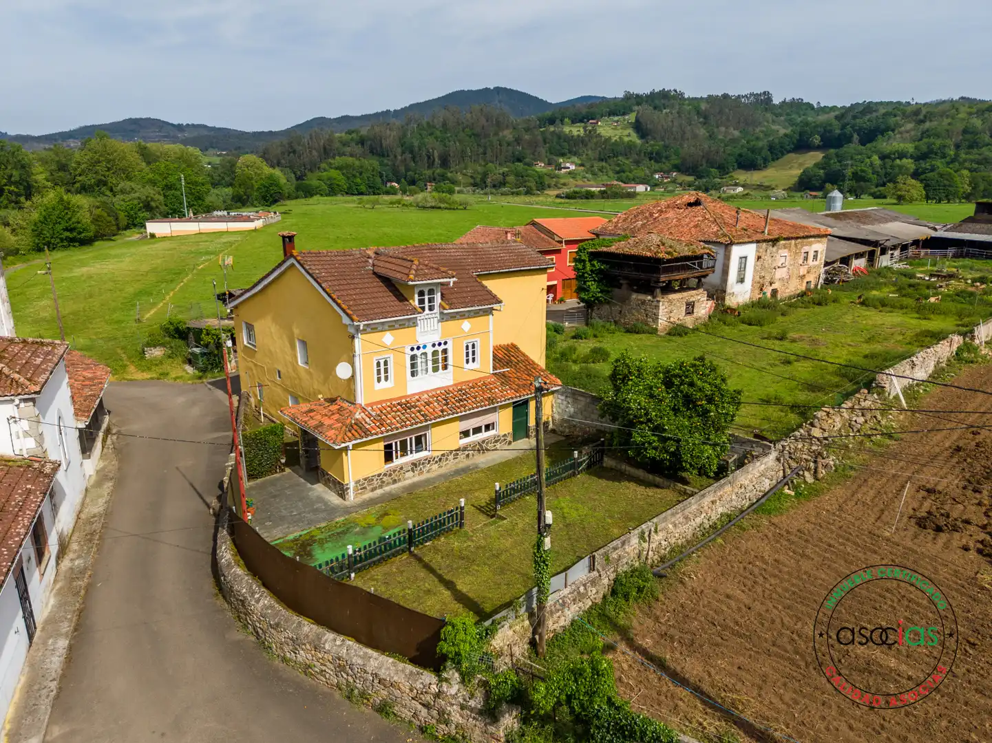 Vista exterior de Casa o chalet en venta en Las Regueras   con Calefacción y Jardín privado