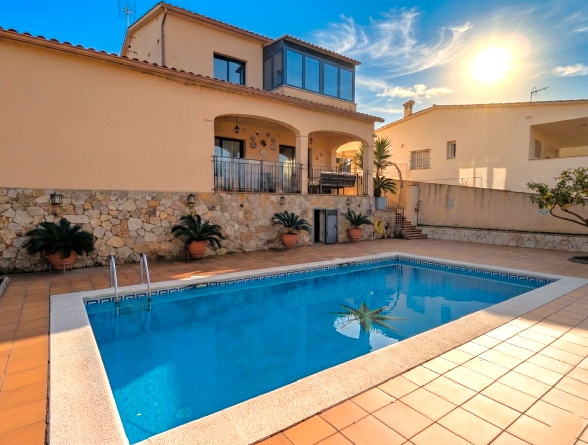 Swimming pool of Houses for sale in Castell d'Aro, Platja d'Aro i s'Agaró  with Heating, Private garden and Terrace