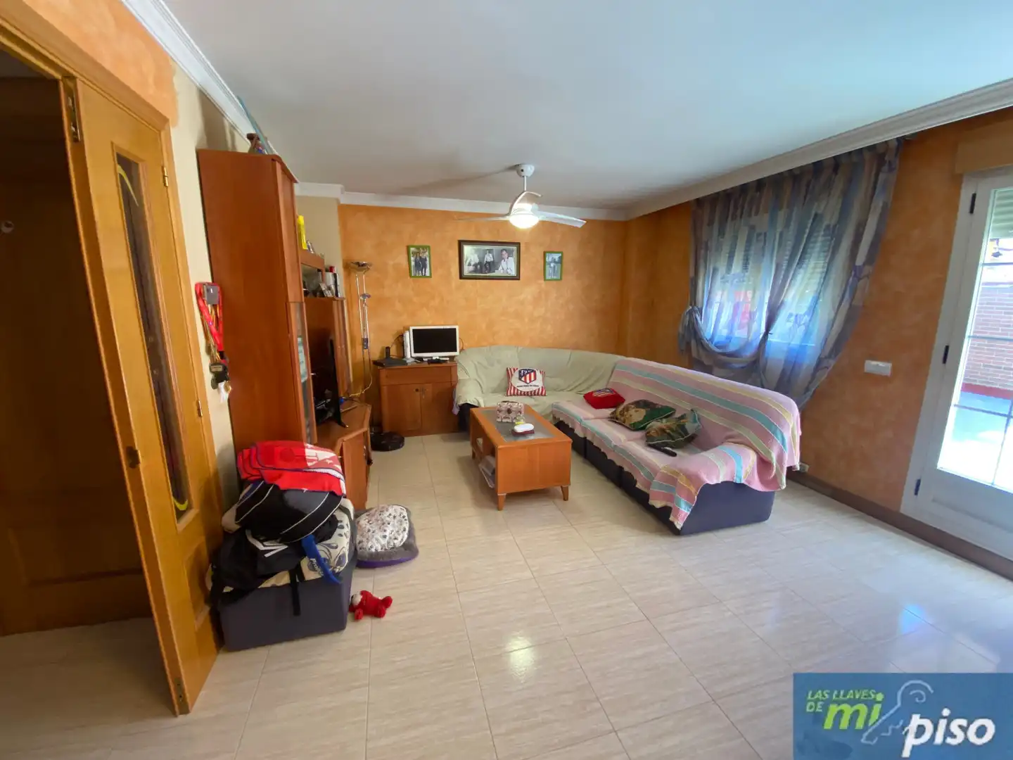 Sala de estar de Casa adosada en venta en Cistérniga con Calefacción, Jardín privado y Parquet