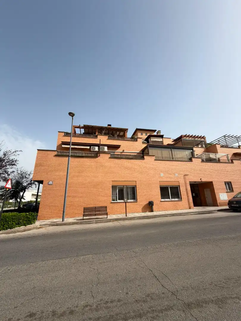 Außenansicht von Wohnung zur Miete in Maracena mit Heizung, Parkett und Terrasse