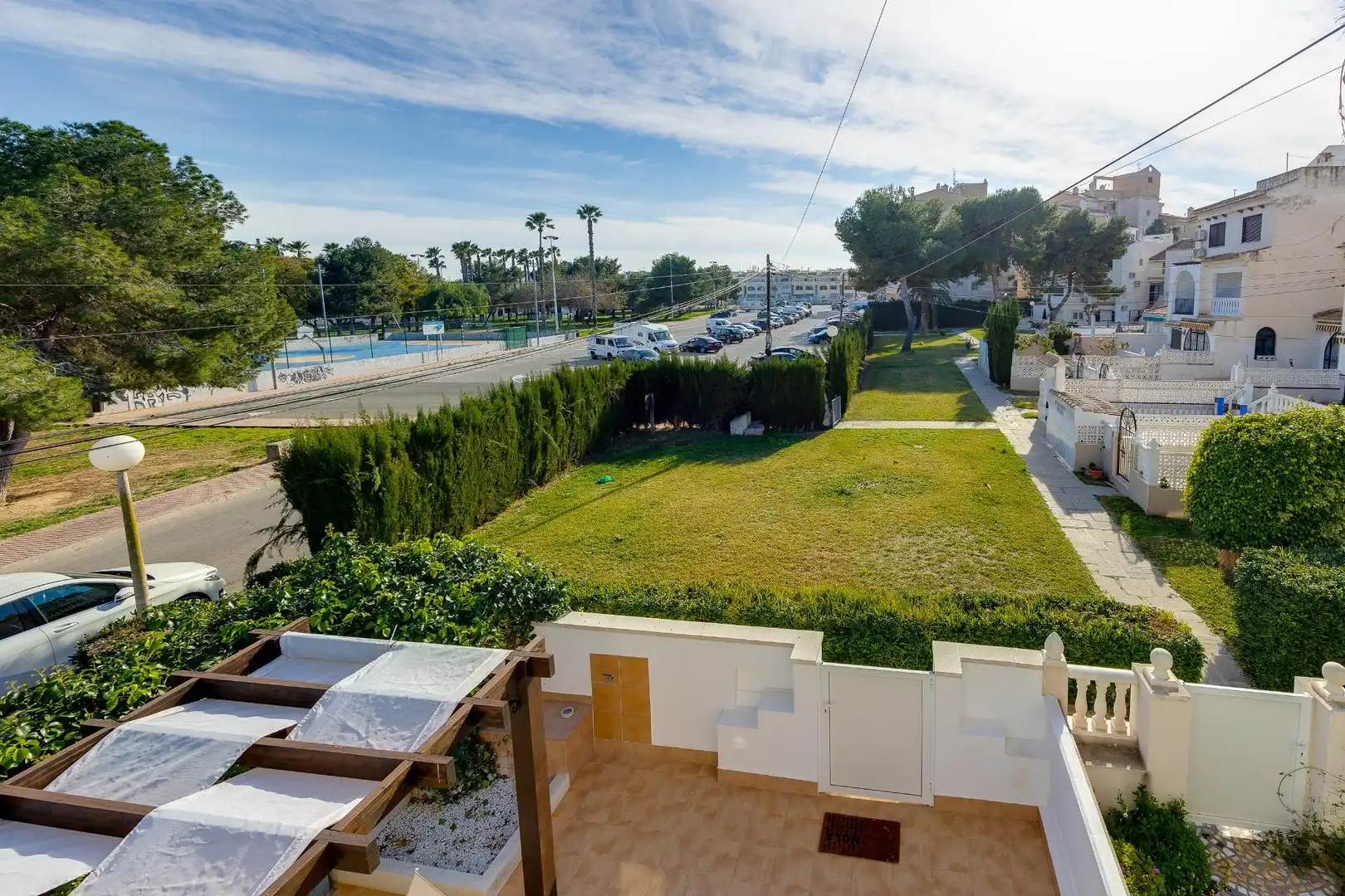 Vista exterior de Casa o xalet en venda en Torrevieja amb Aire condicionat, Jardí privat i Moblat