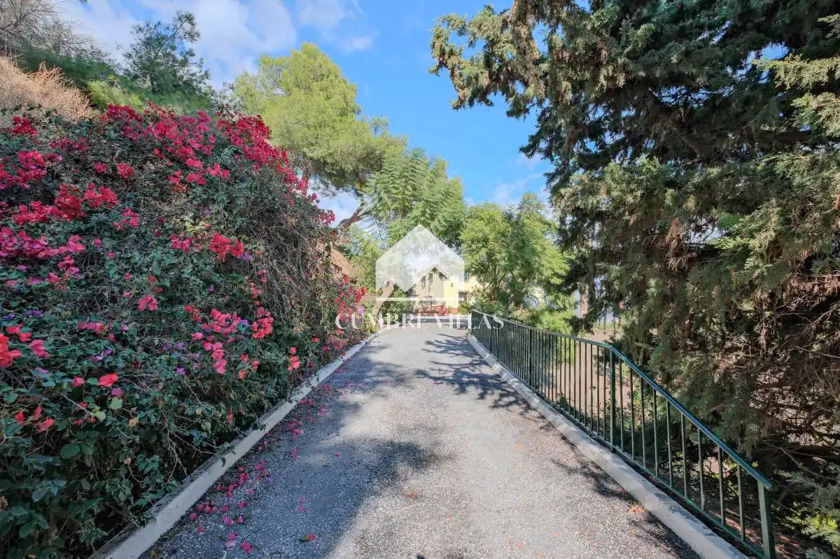 Vista exterior de Casa o xalet en venda en Nerja amb Jardí privat i Terrassa
