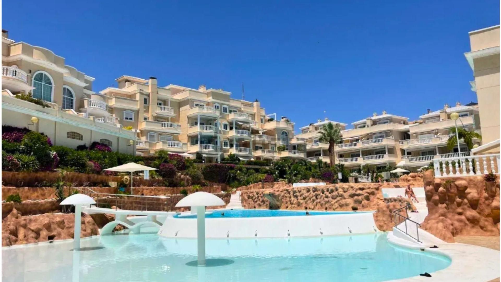 Außenansicht von Wohnung zum Verkauf in Guardamar del Segura mit Klimaanlage, Privatgarten und Terrasse