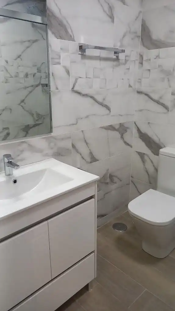 Badezimmer von Wohnung zur Miete in A Coruña Capital  mit Heizung und Parkett