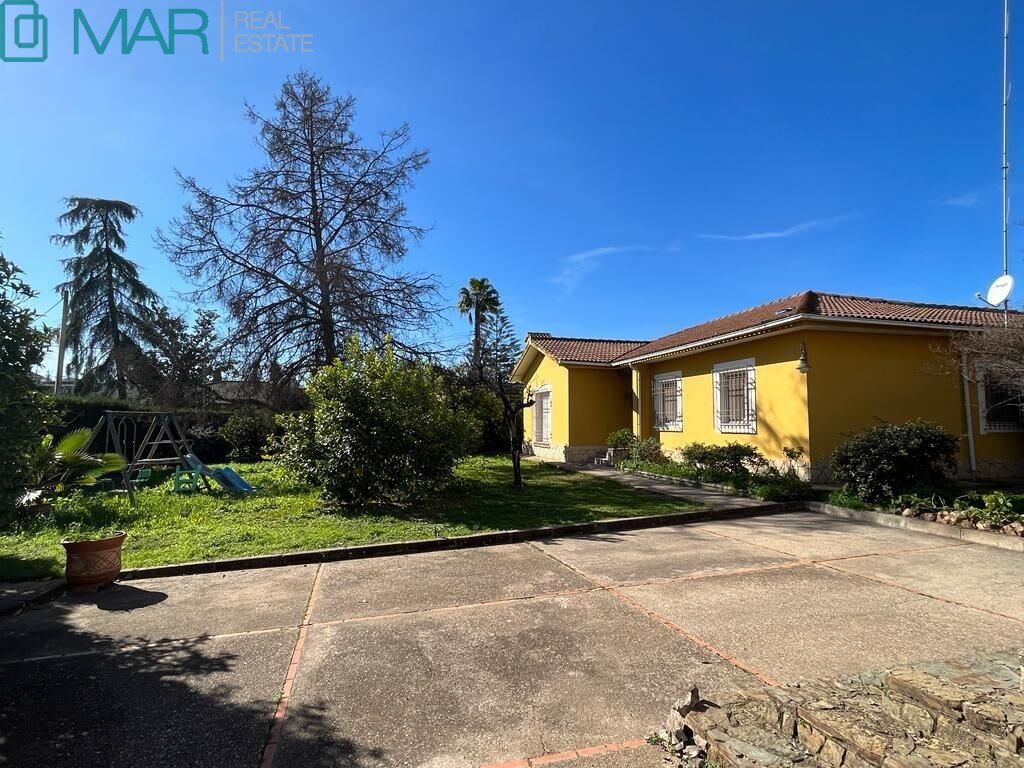 Vista exterior de Casa o xalet en venda en  Córdoba Capital amb Aire condicionat, Calefacció i Jardí privat