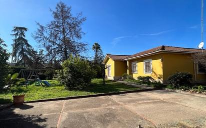 Vista exterior de Casa o xalet en venda en  Córdoba Capital amb Aire condicionat, Calefacció i Jardí privat