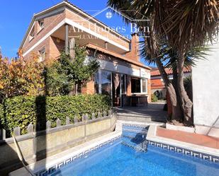 Vista exterior de Casa o xalet en venda en Parets del Vallès amb Aire condicionat, Terrassa i Piscina