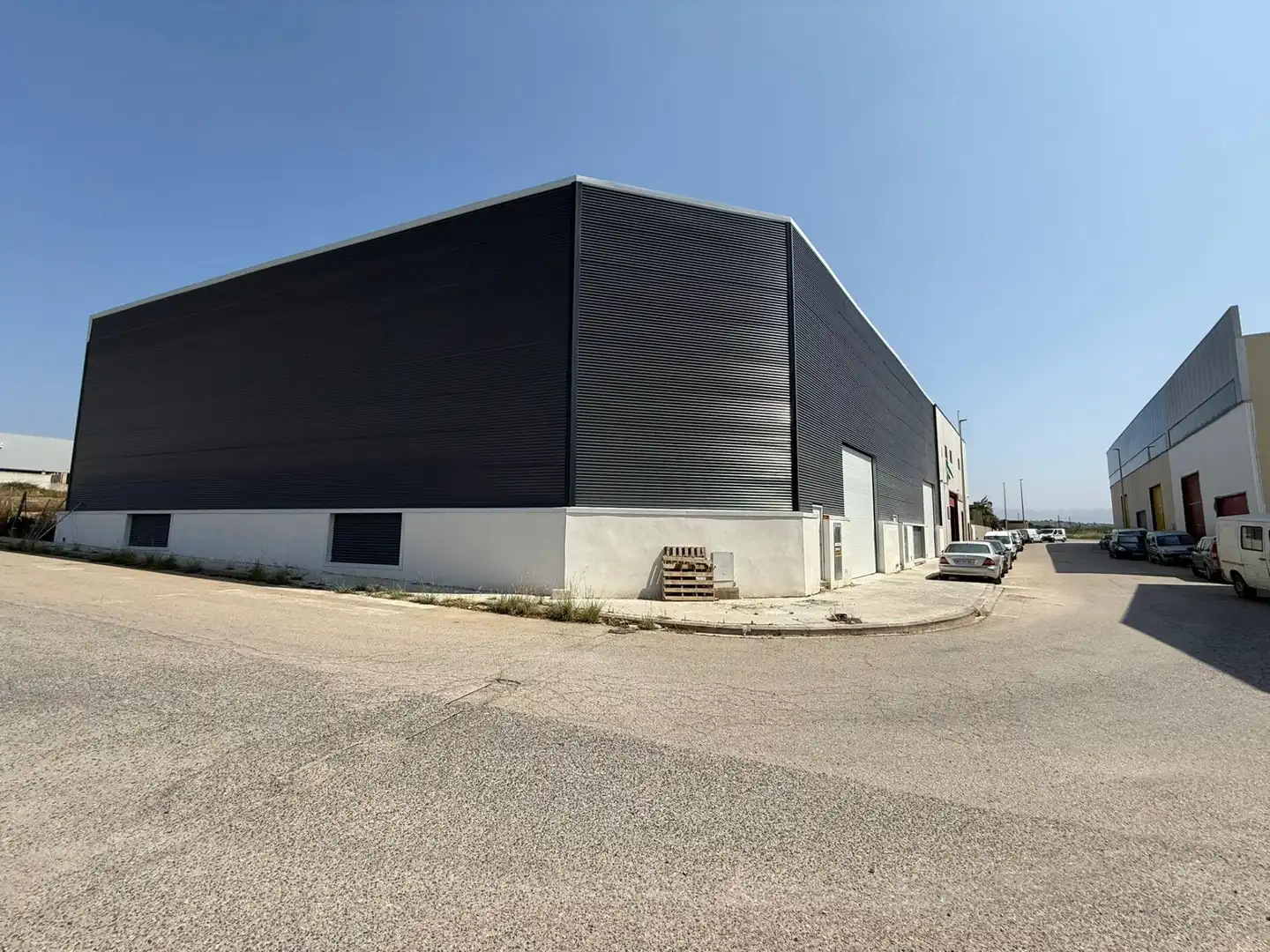 Außenansicht von Fabrikhallen zum Verkauf in Llíria