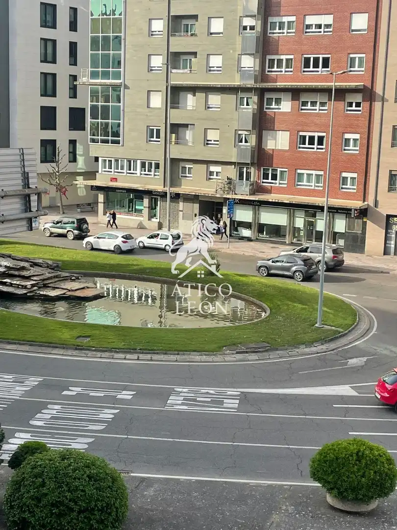Vista exterior de Piso en venta en León Capital  con Calefacción y Trastero
