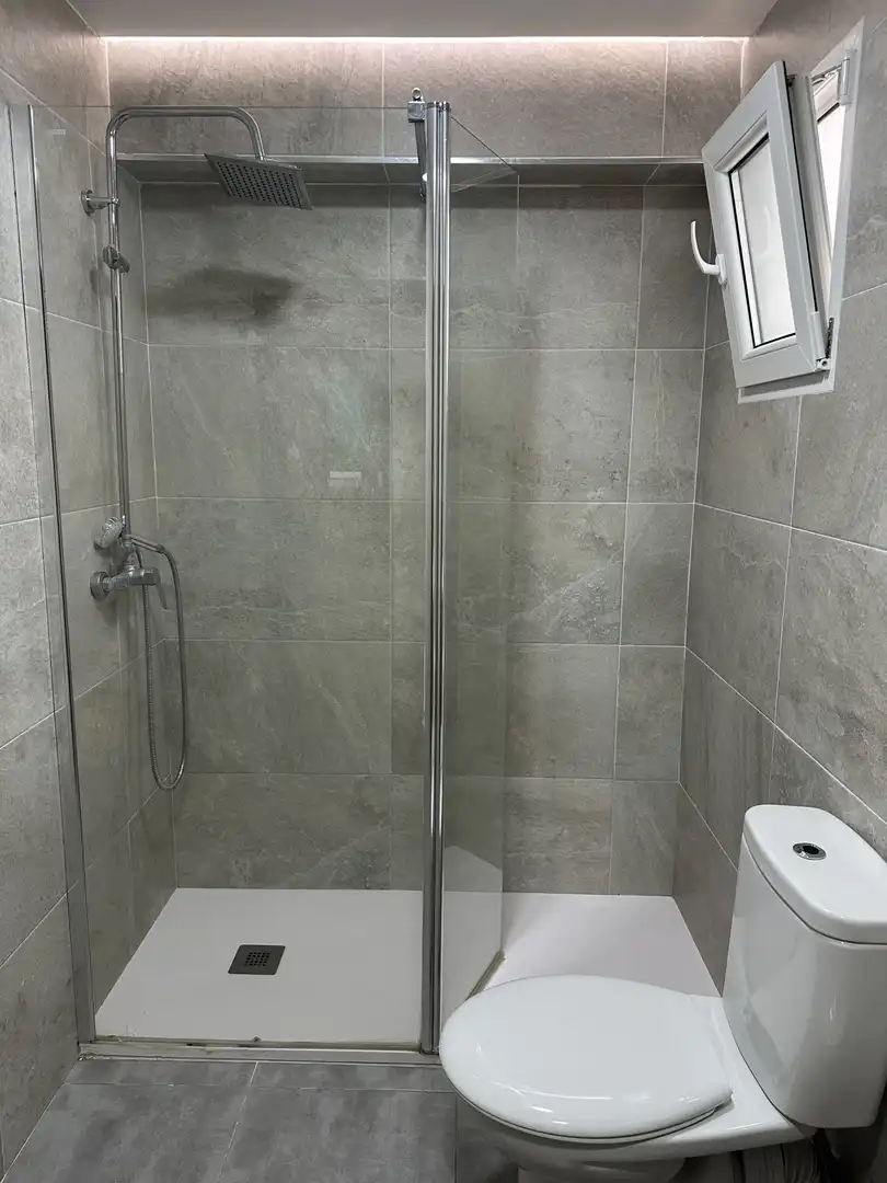 Bathroom of Flat for rent in Mislata  with Air Conditioner, Oven and Washing machine