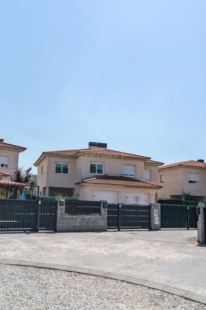 Außenansicht von Einfamilien-Reihenhaus zum Verkauf in Vila-rodona mit Privatgarten und Ofen
