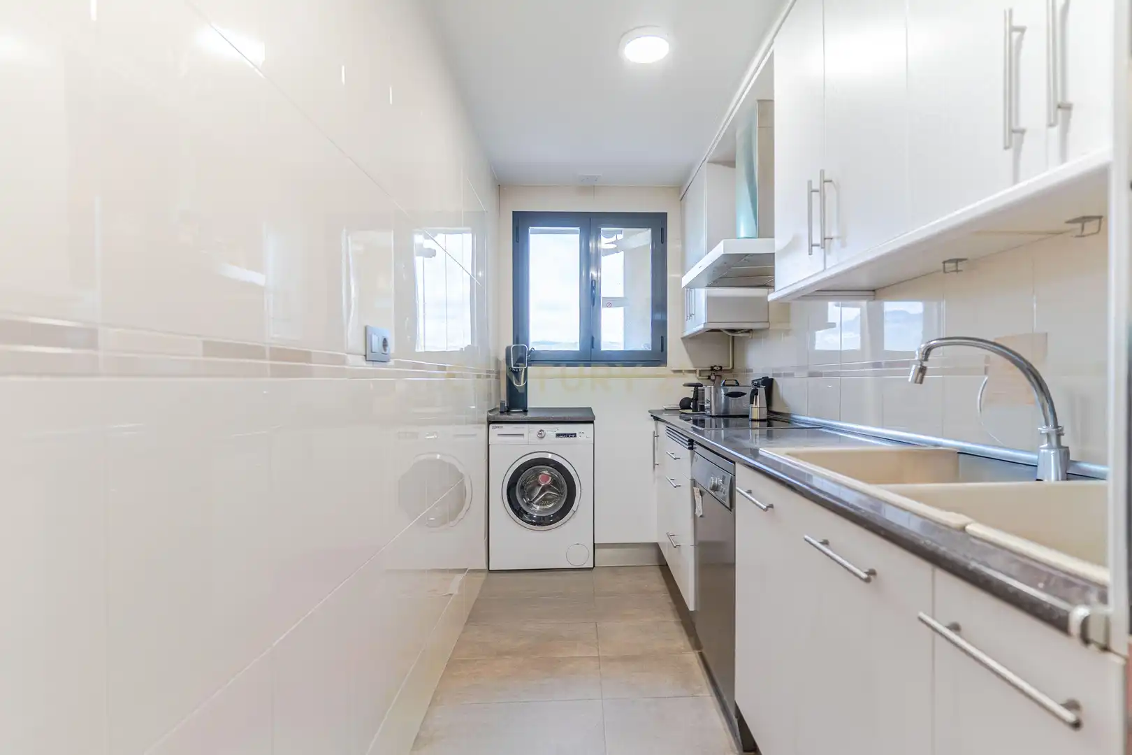 Cocina de Piso en venta en Granada con Jardín privado, Trastero y Piscina comunitaria