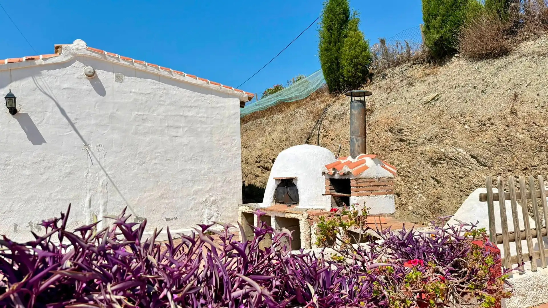Vista exterior de Casa o xalet en venda en Sedella amb Aire condicionat, Jardí privat i Terrassa