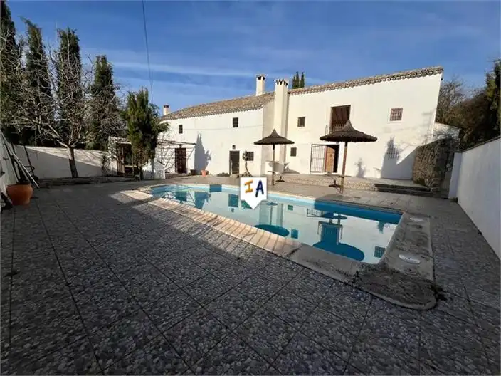Casa rústica amb piscina en venda a Rute