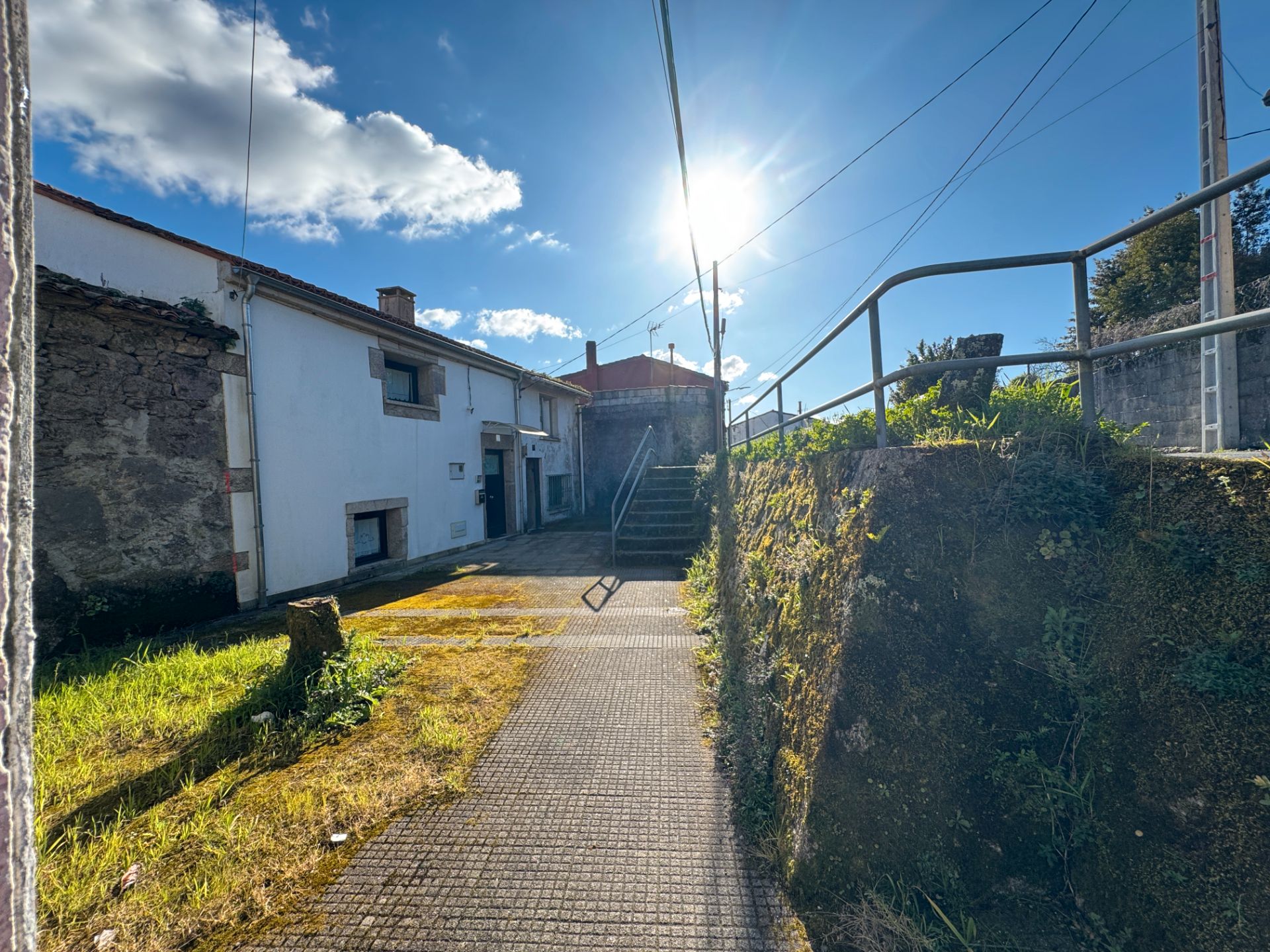 Vista exterior de Casa adosada en venda en Santiago de Compostela  amb Jardí privat