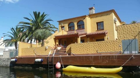 Casa con un gran potencial, dividida en dos apartamentos , ideal para alquiler.
