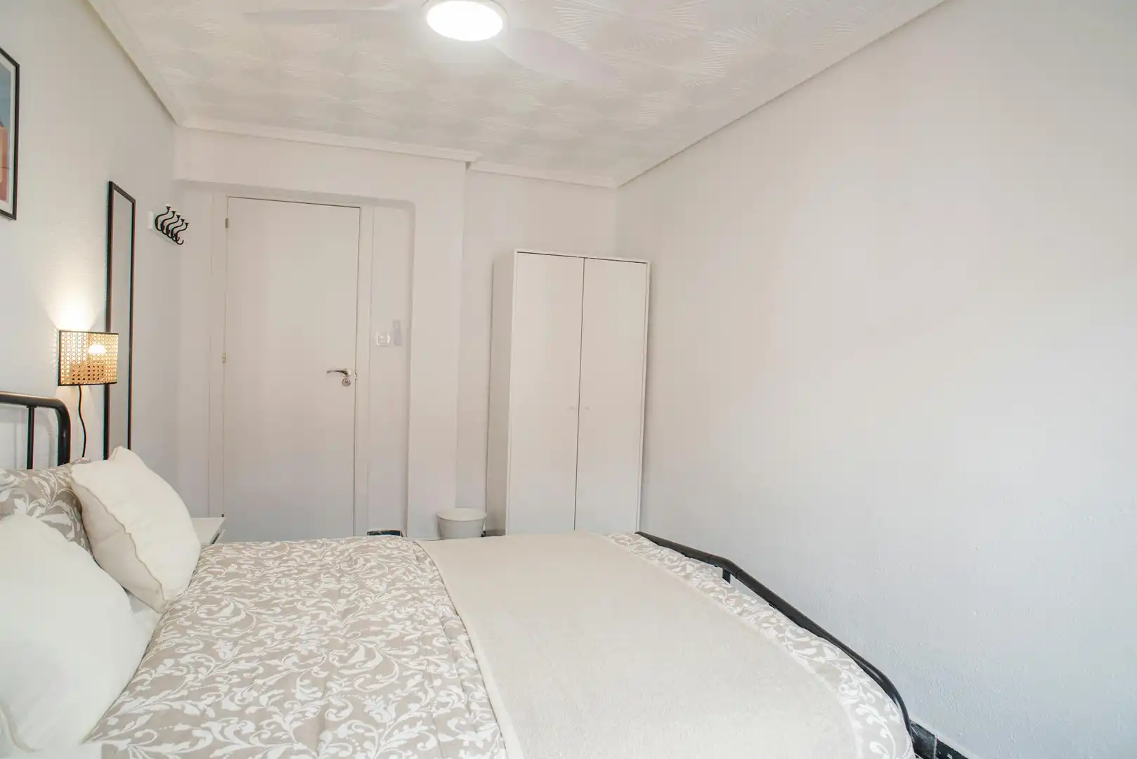 Schlafzimmer von Wohnung zur untervermieten in Valencia mit Waschmaschine