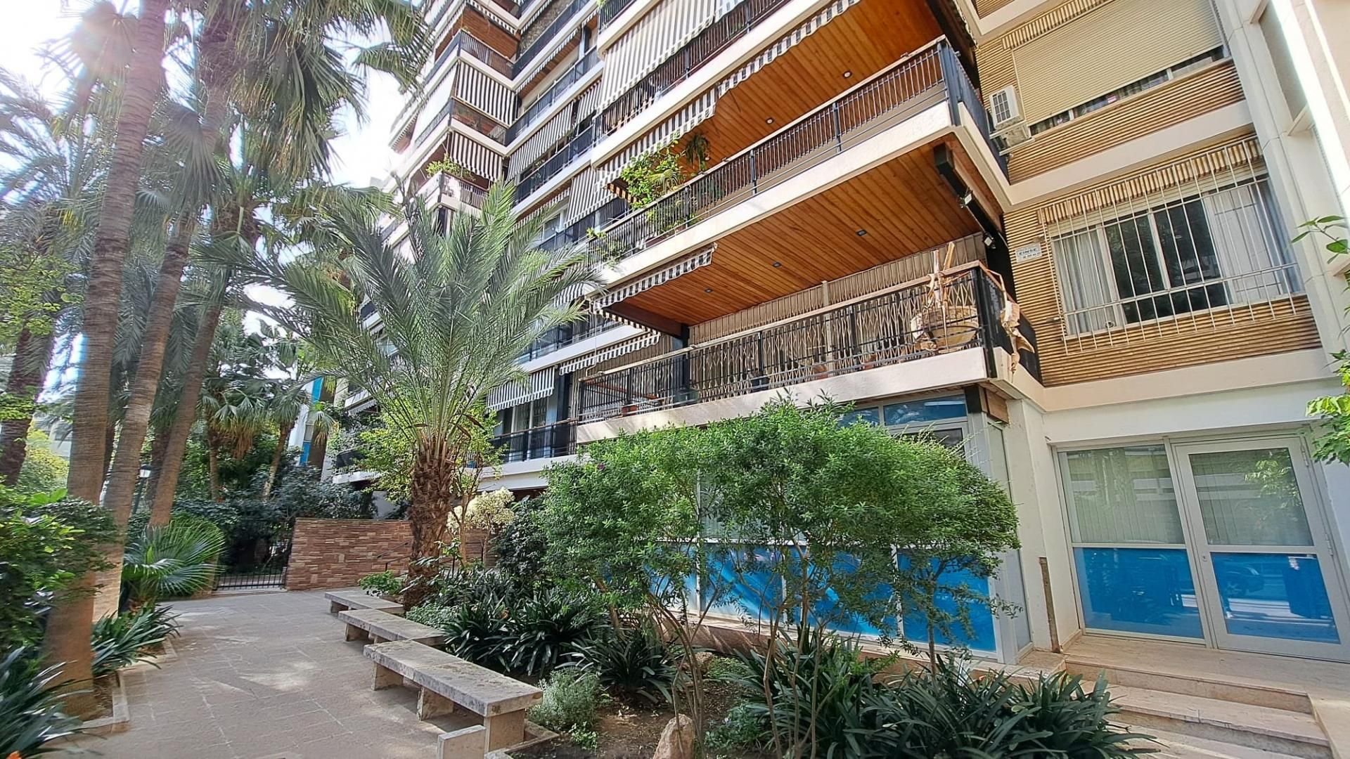 Exterior view of Flat for sale in  Valencia Capital  with Air Conditioner, Heating and Private garden