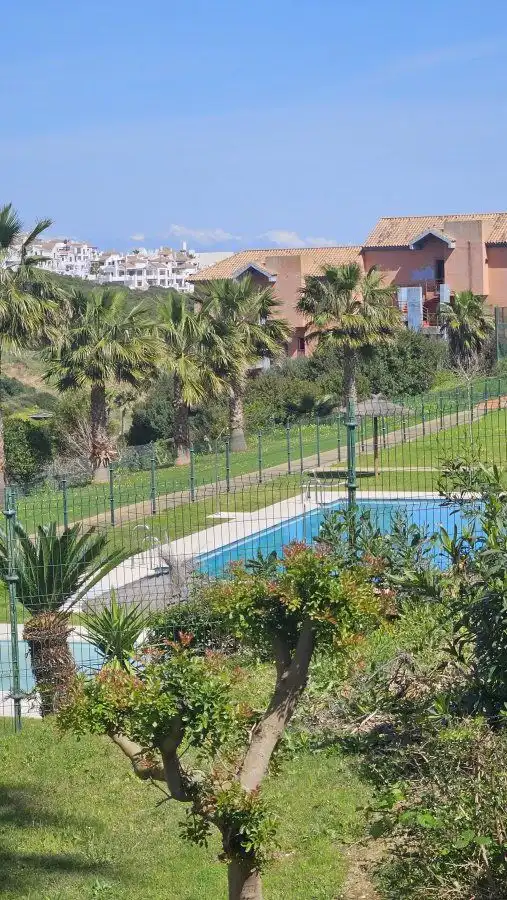 Schwimmbecken von Wohnungen zum Verkauf in La Alcaidesa mit Klimaanlage, Heizung und Terrasse