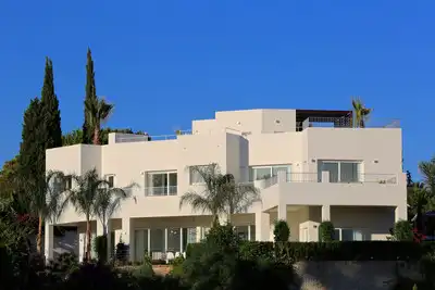 Vista exterior de Casa o xalet en venda en Marbella amb Aire condicionat, Calefacció i Jardí privat