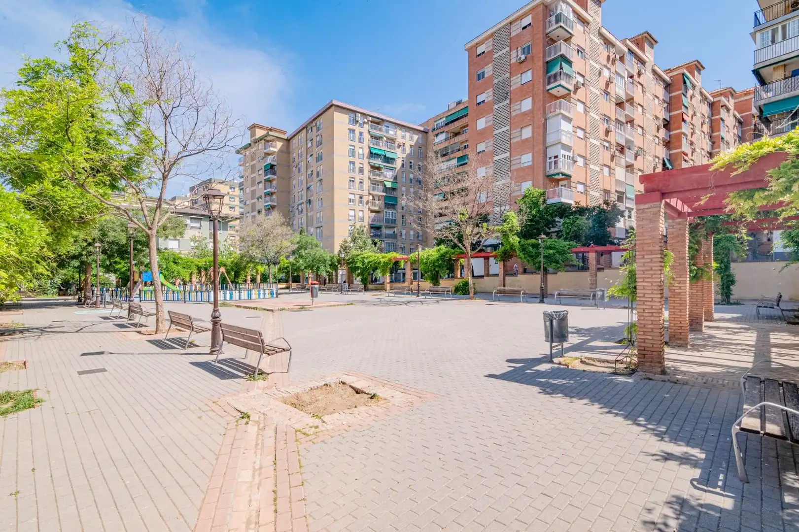 Vista exterior de Pis en venda en Granada amb Aire condicionat i Balcó