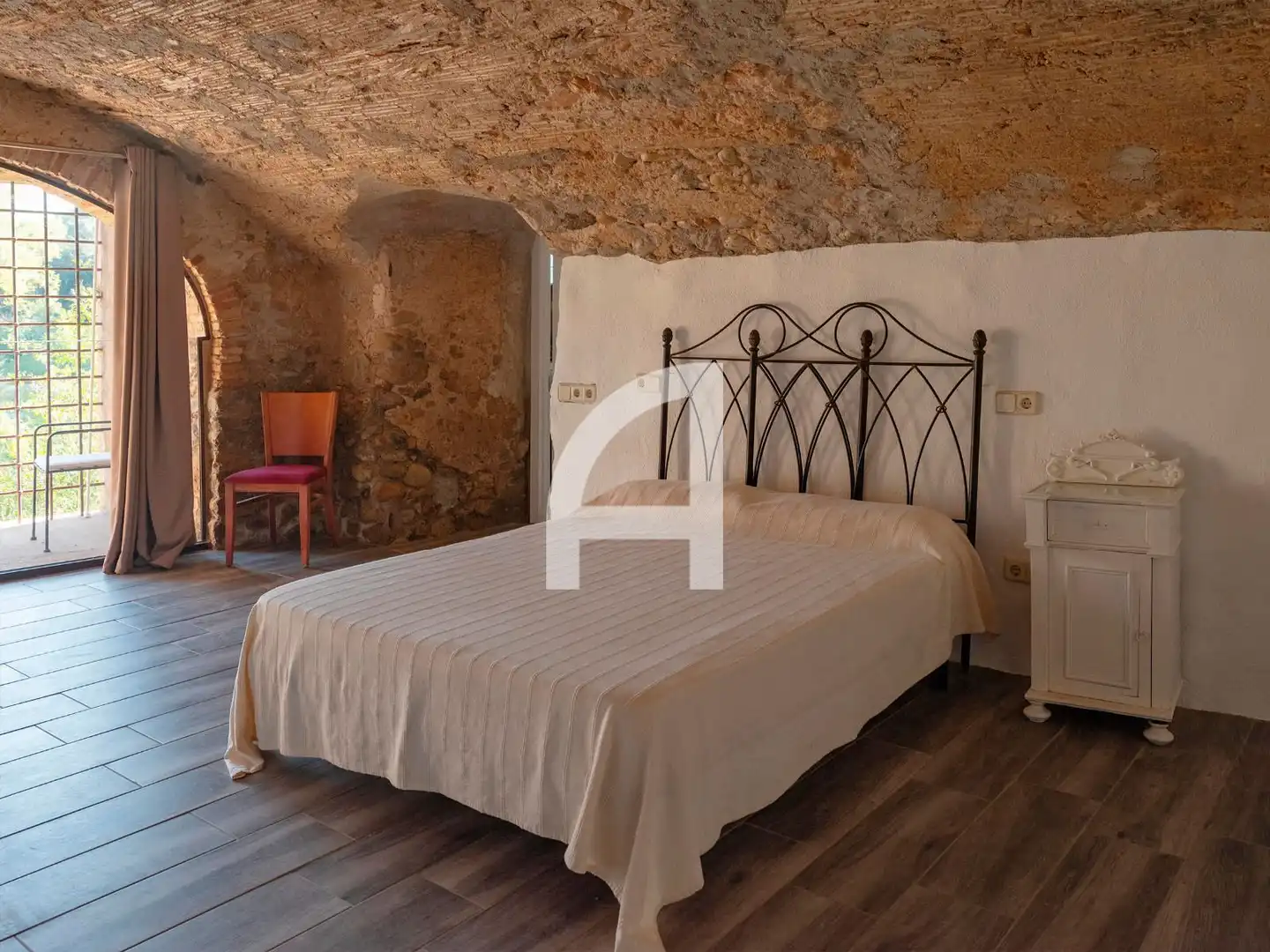 Habitación de Finca rústica en venta en Sant Miquel de Fluvià con Calefacción, Piscina y Amueblado