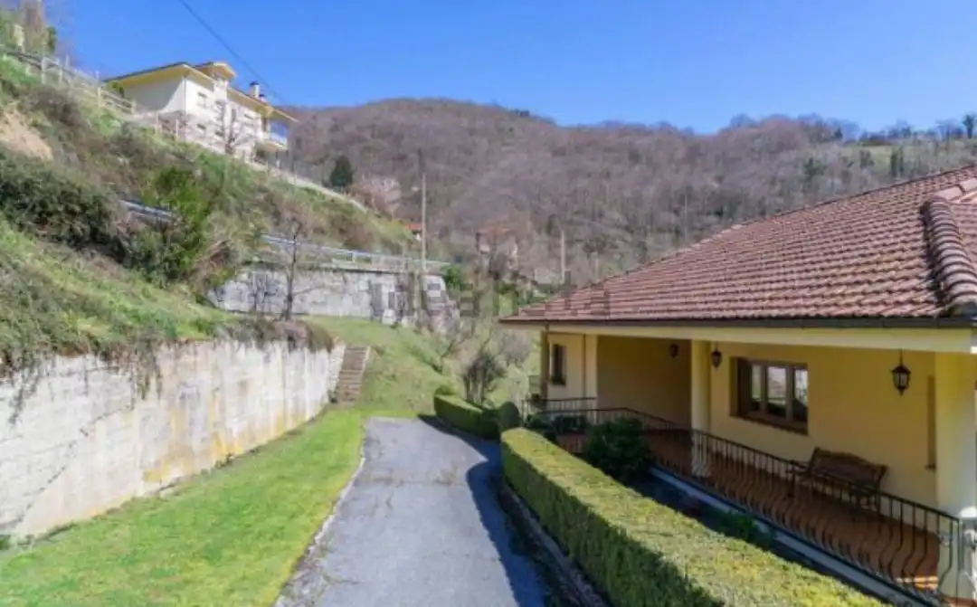 Vista exterior de Casa o xalet en venda en Oseja de Sajambre amb Calefacció, Jardí privat i Parquet